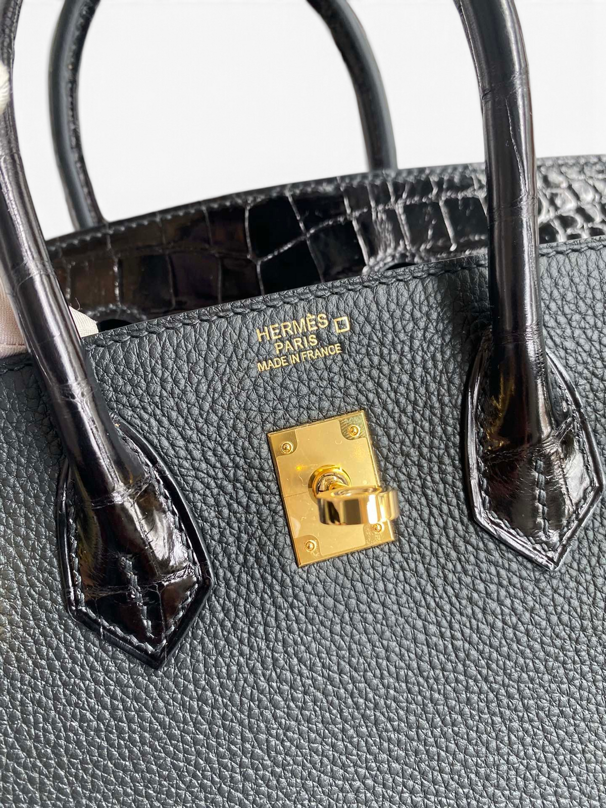 SWORD LUXURY siyah Togo deri ve timsah derisi detaylı Hermès Birkin çanta, altın rengi metal kilit detayı ile.