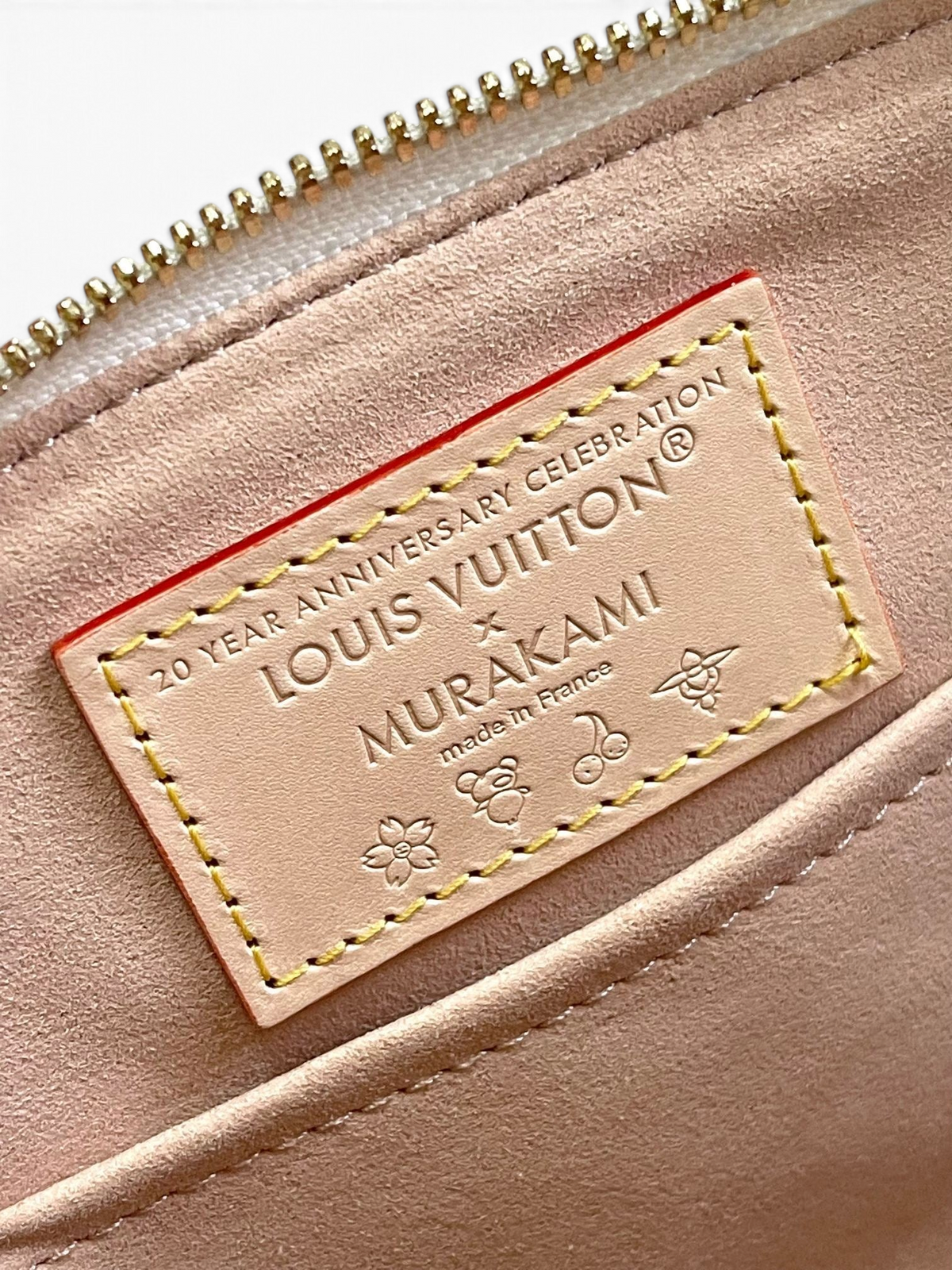 SWORD LUXURY Louis Vuitton x Murakami kozmetik çantası iç kısmındaki 20. yıl dönümü özel deri etiket detayı