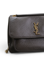 SWORD LUXURY Niki orta boy gri damarlı deri çanta, altın rengi YSL monogram detaylı ve zincir askılı omuz çantası.