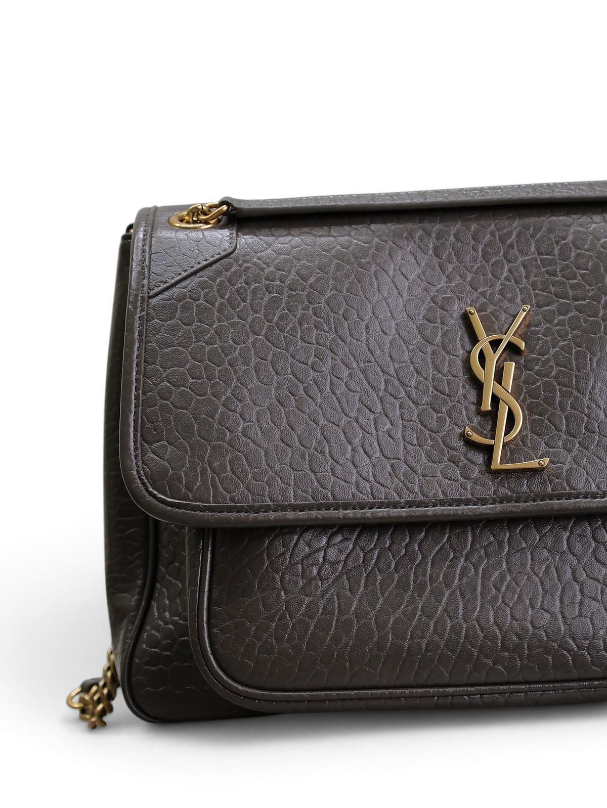 SWORD LUXURY Niki orta boy gri damarlı deri çanta, altın rengi YSL monogram detaylı ve zincir askılı omuz çantası.
