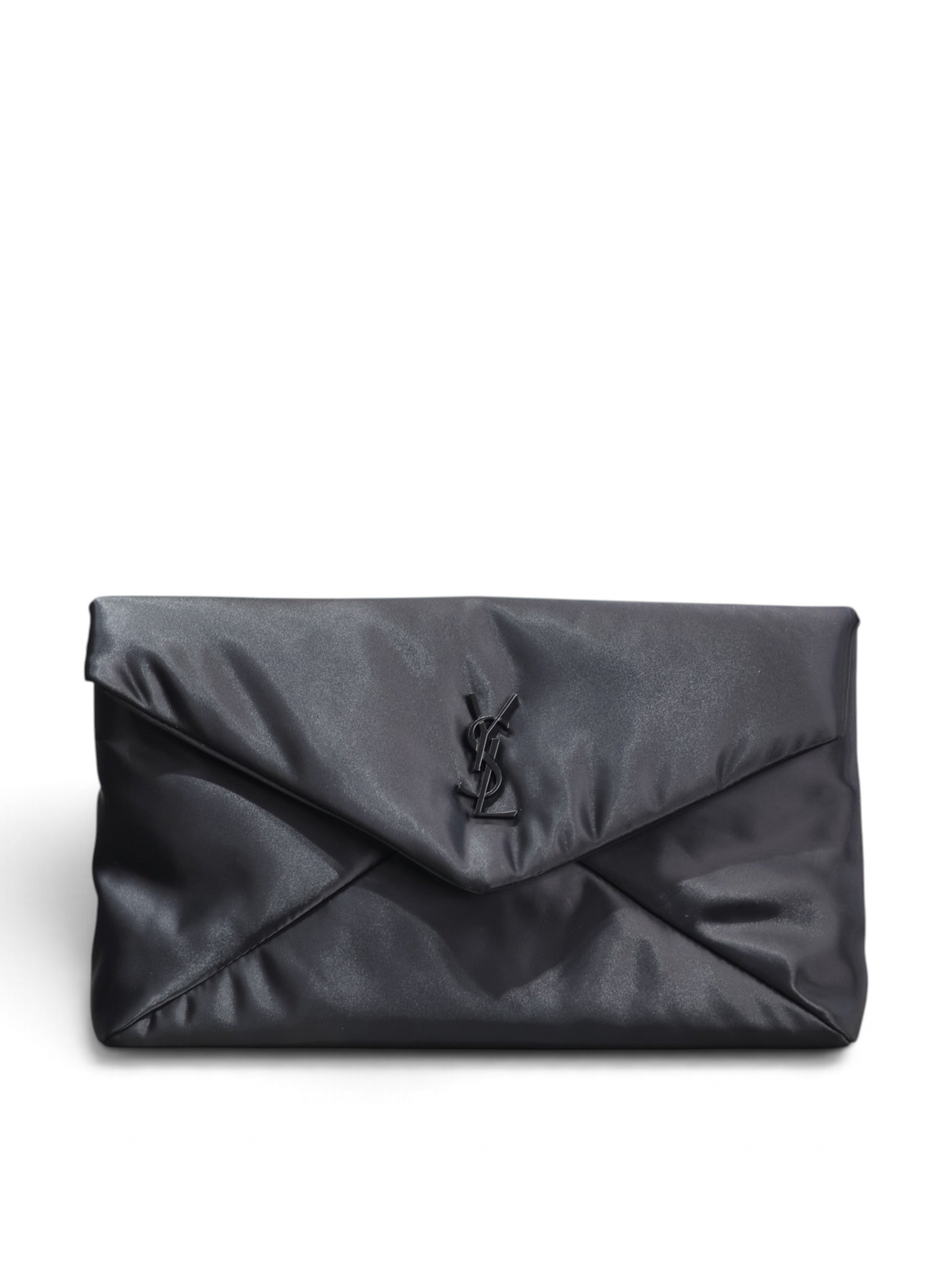 SWORD LUXURY siyah saten zarf model el çantası, üzerinde ton sür ton YSL metal logo detayı ile şık gece aksesuarı.