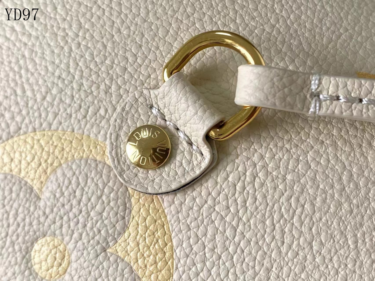 SWORD LUXURY krem rengi kanvas çanta üzerinde altın tonlu metal donanım ve monogram detaylı deri perçin