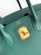 SWORD LUXURY marka, altın donanımlı, yeşil Togo deri Hermès Birkin 30 çanta detayı.