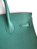 SWORD LUXURY marka, yeşil Togo deriden üretilmiş, ince dokulu ve kaliteli dikiş detaylarına sahip Birkin 30 çanta.