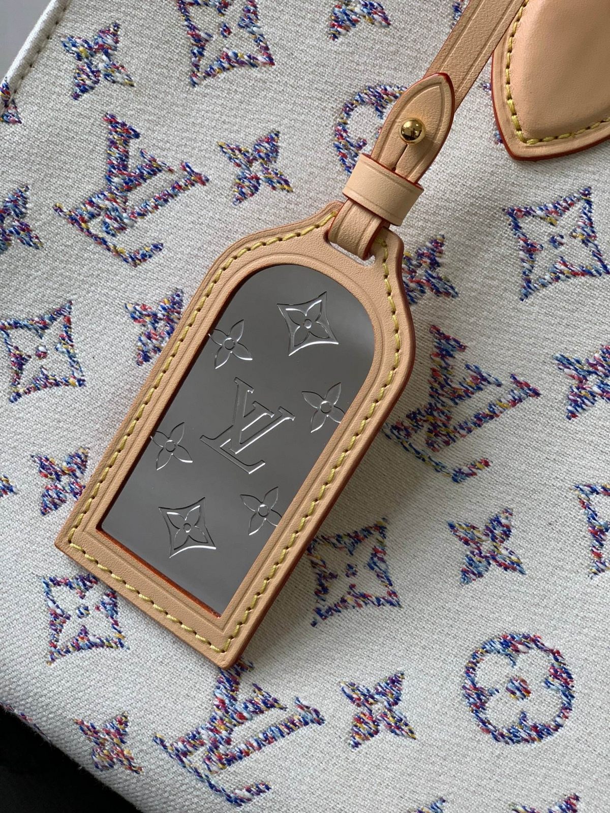 SWORD LUXURY Louis Vuitton OnTheGo MM çanta üzerinde metalik monogram detaylı deri bagaj etiketi