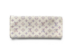 SWORD LUXURY OnTheGo MM çanta, çok renkli monogram desenli kaplamalı kanvas ve deri detaylara sahip şık tasarım.