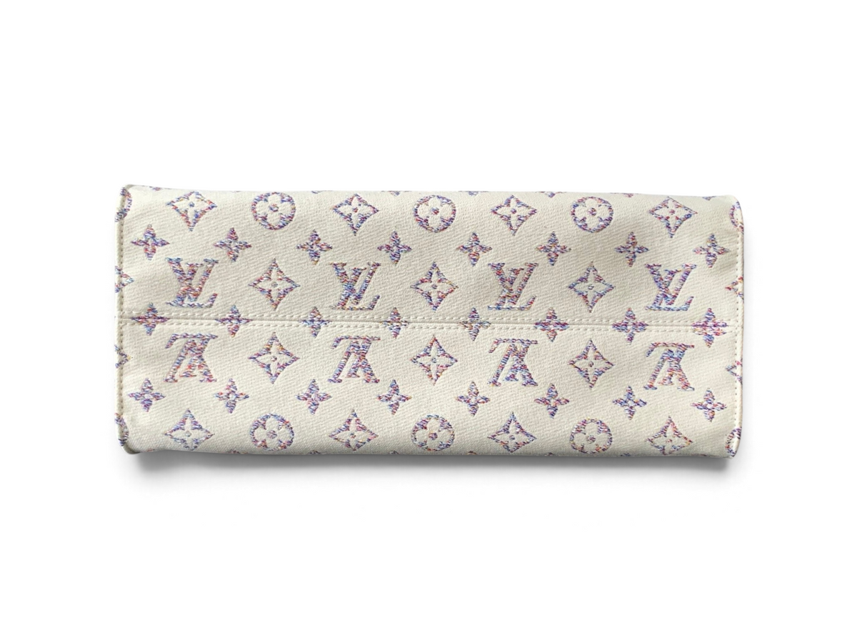 SWORD LUXURY OnTheGo MM çanta, çok renkli monogram desenli kaplamalı kanvas ve deri detaylara sahip şık tasarım.