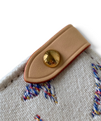SWORD LUXURY Louis Vuitton OnTheGo MM çanta üzerinde altın renkli metal düğme detayı ve çok renkli monogram kanvas