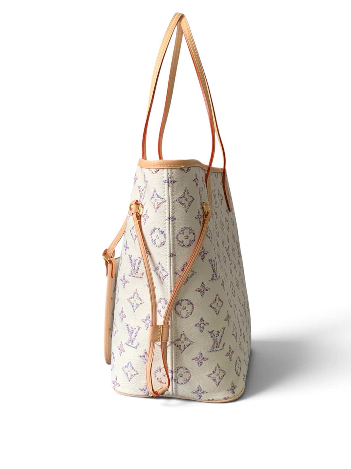 SWORD LUXURY Neverfull MM çanta, çok renkli Monogram Blossoms desenli kaplamalı kanvas ve doğal deri detaylara sahiptir.