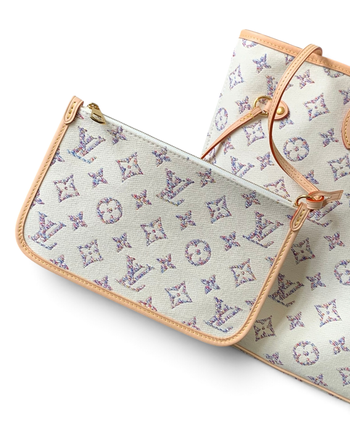 SWORD LUXURY Neverfull MM çanta, çok renkli Monogram çiçek desenli kaplamalı kanvas ve doğal deri detaylara sahip.