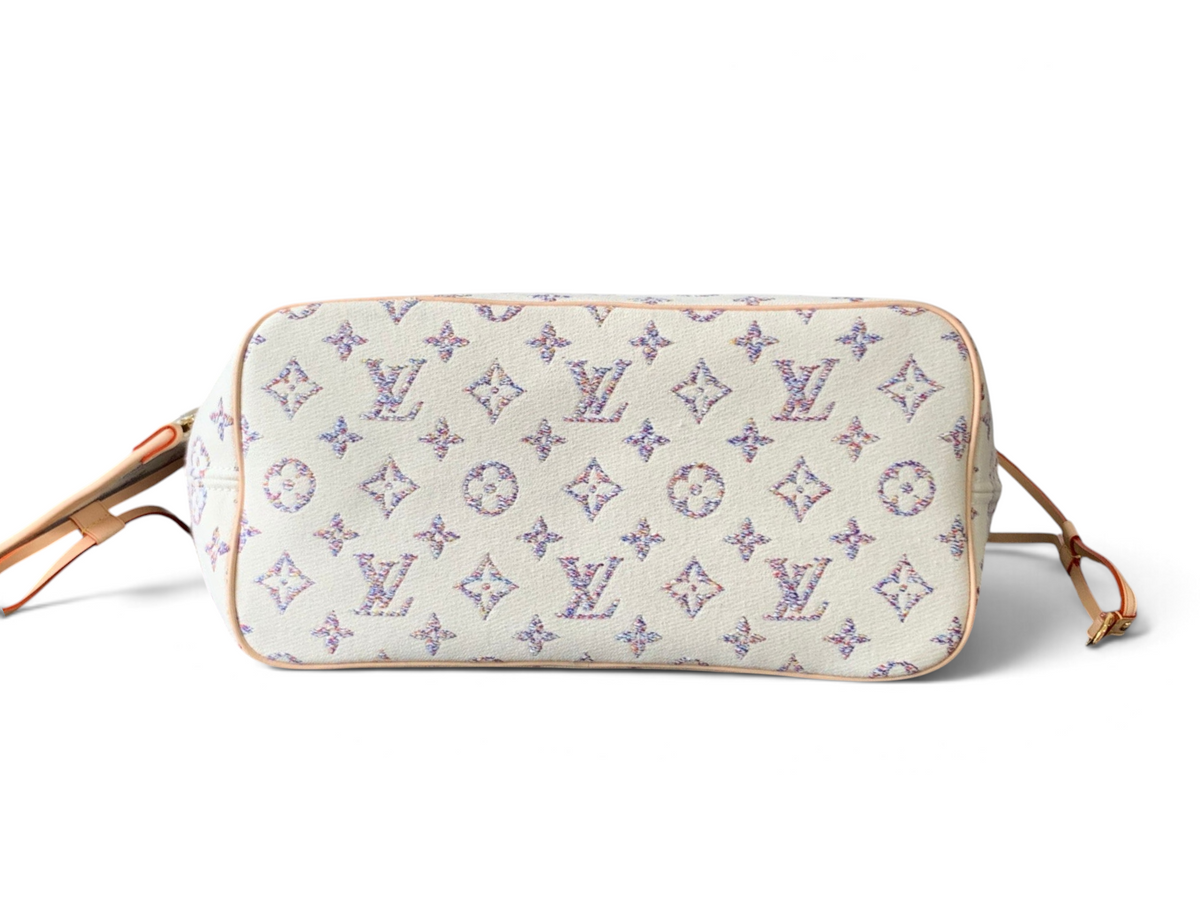 SWORD LUXURY Neverfull MM çanta, çok renkli Monogram Blossoms desenli kaplamalı kanvas ve doğal deri detaylı taban.