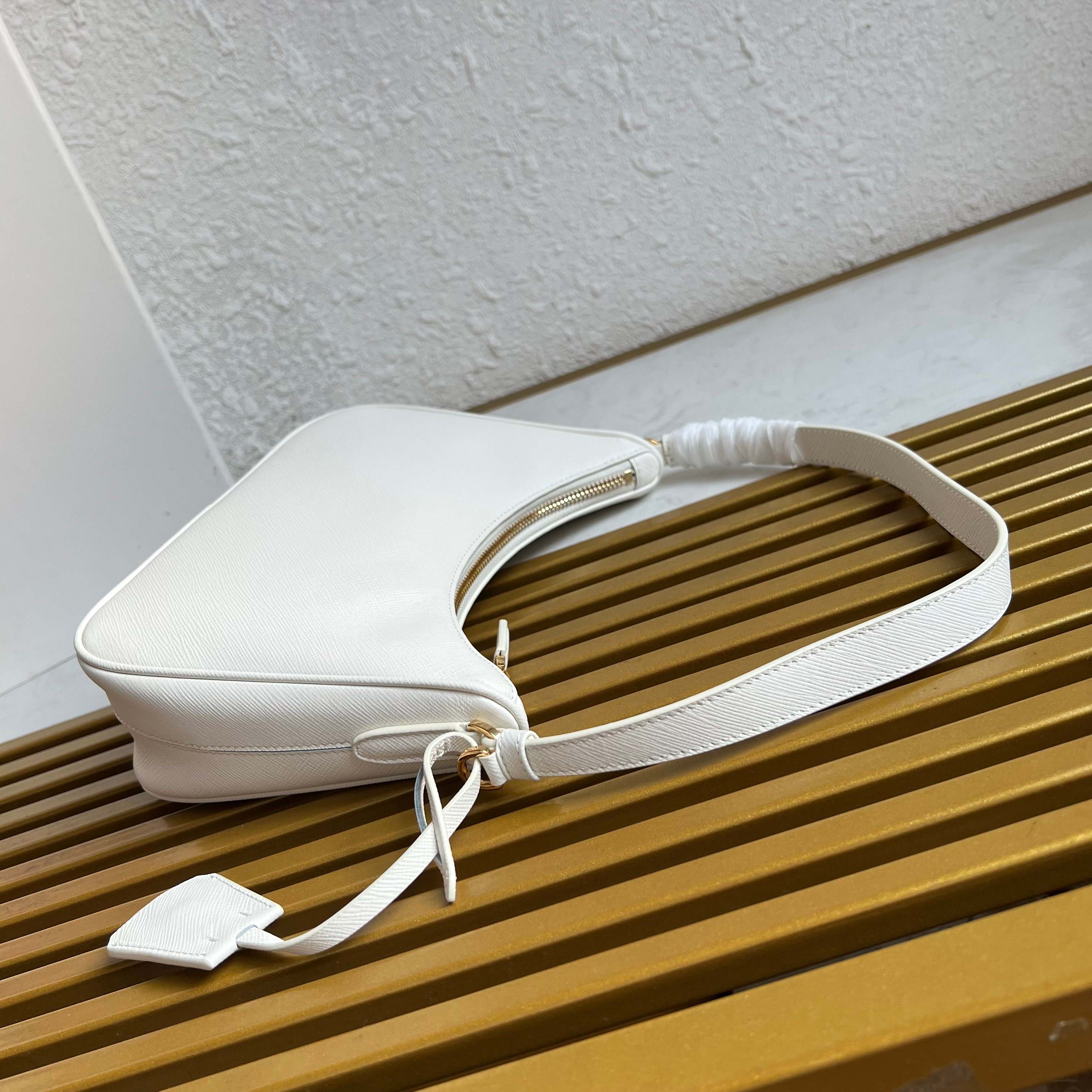 Re-Edition 2005 Saffiano Leather Mini Bag - White - View 4