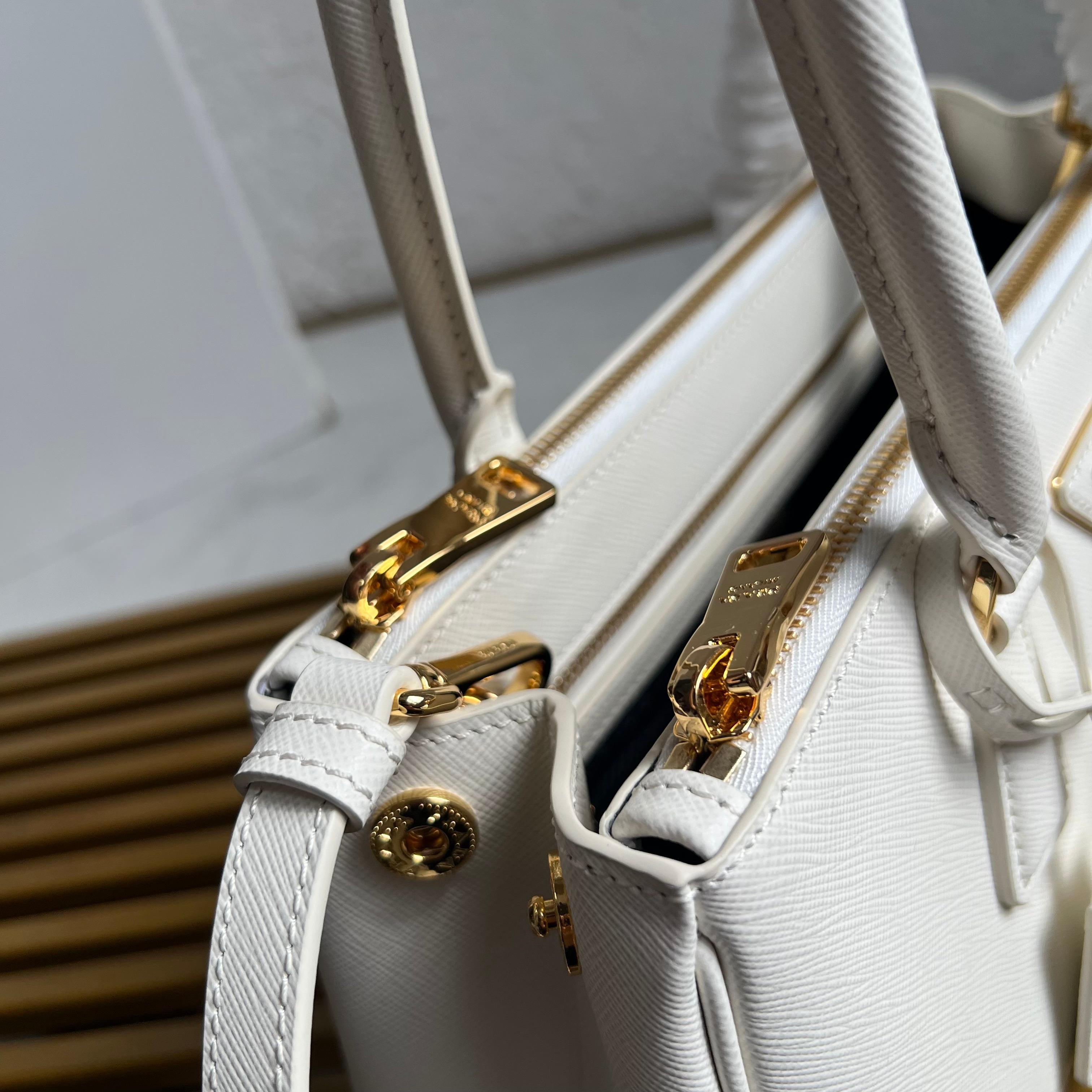 Galleria Medium Leather Bag - White - View 5