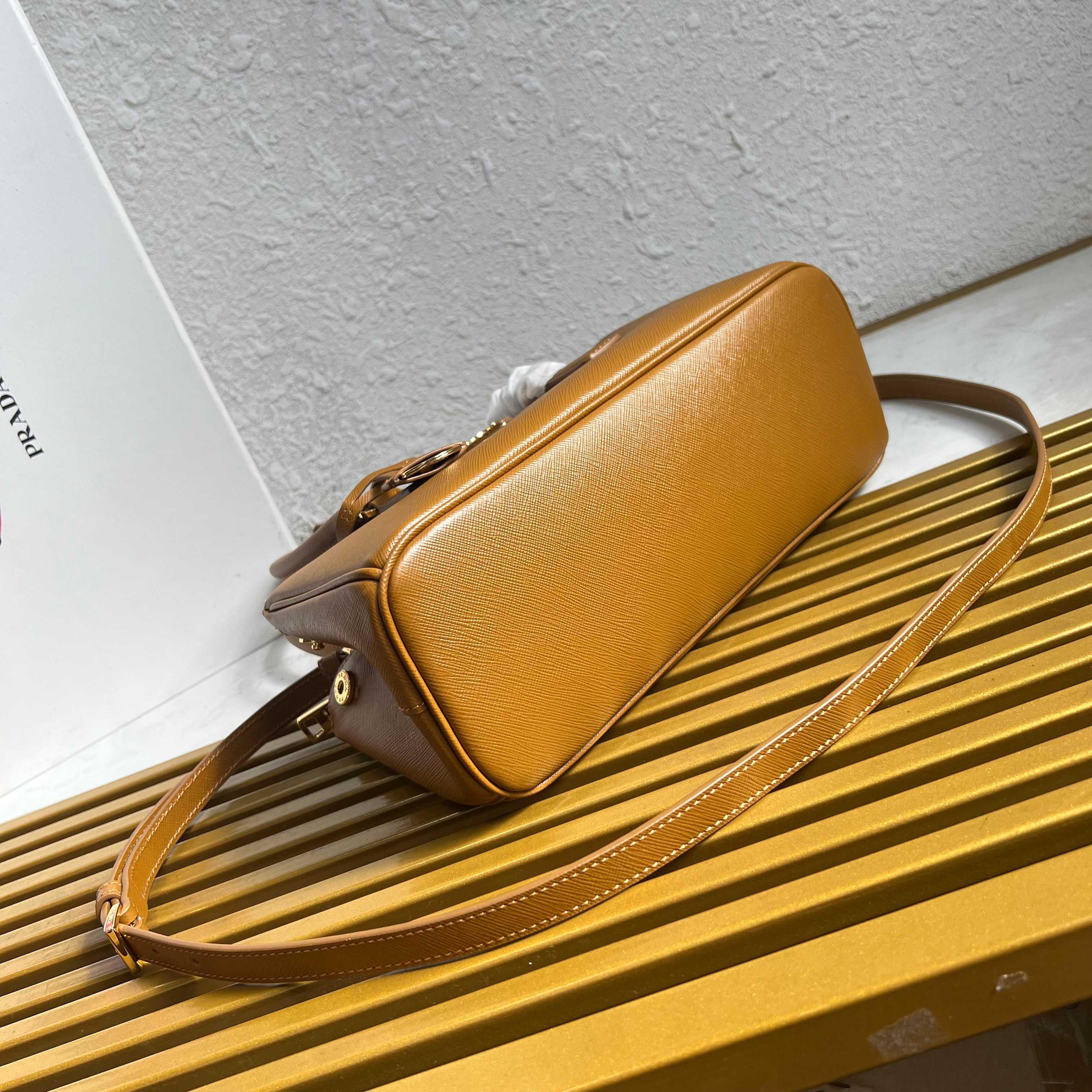 Galleria Medium Leather Bag - Amber - View 4