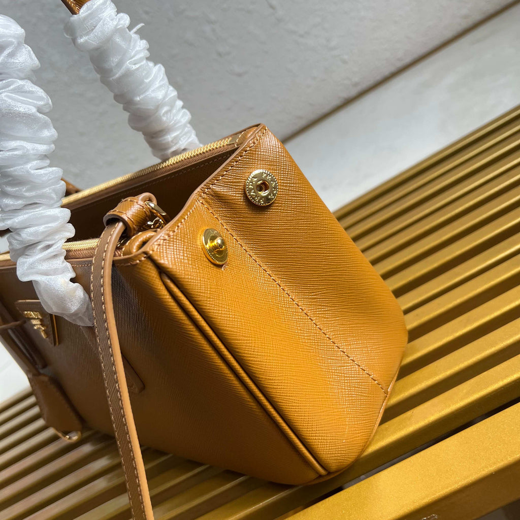 Galleria Medium Leather Bag - Amber - View 6