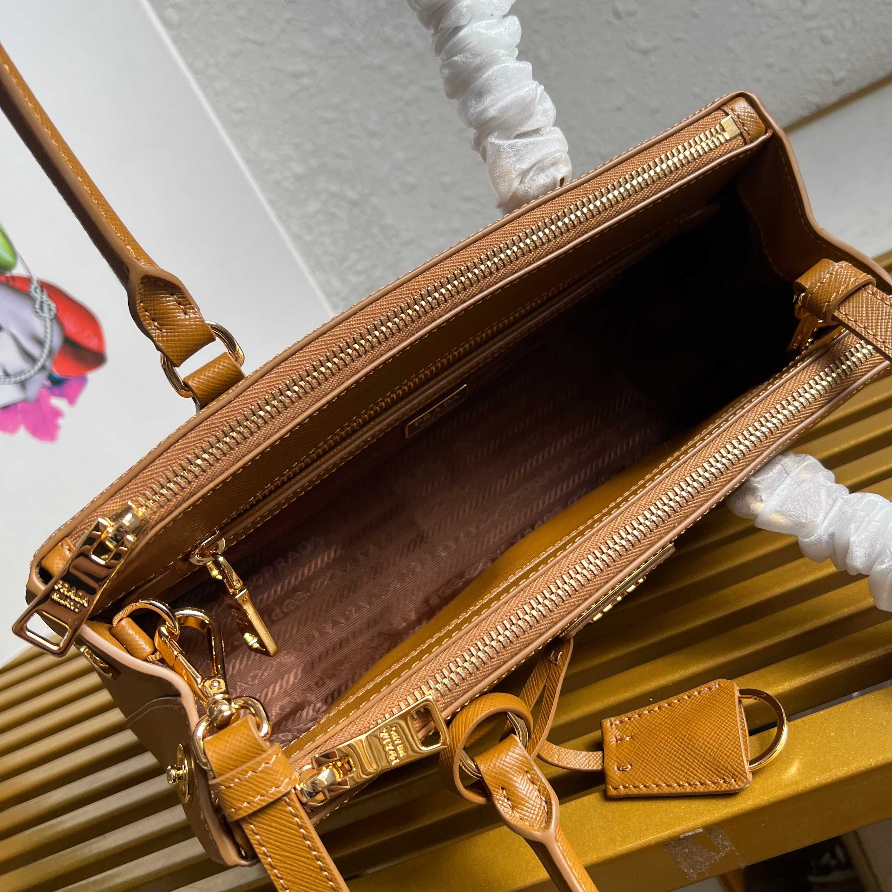 Galleria Medium Leather Bag - Amber - View 8