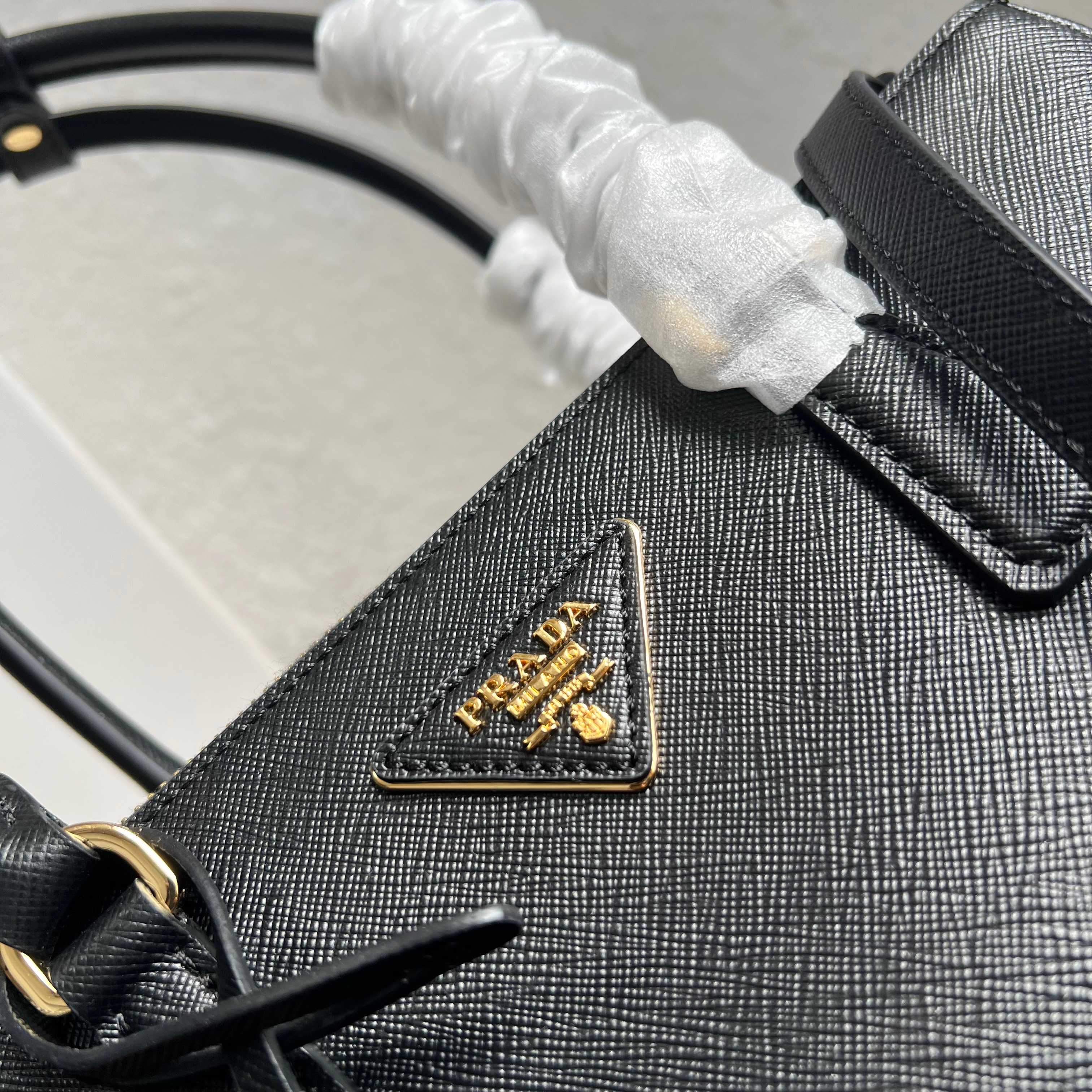 Galleria Medium Leather Bag - Black - View 5