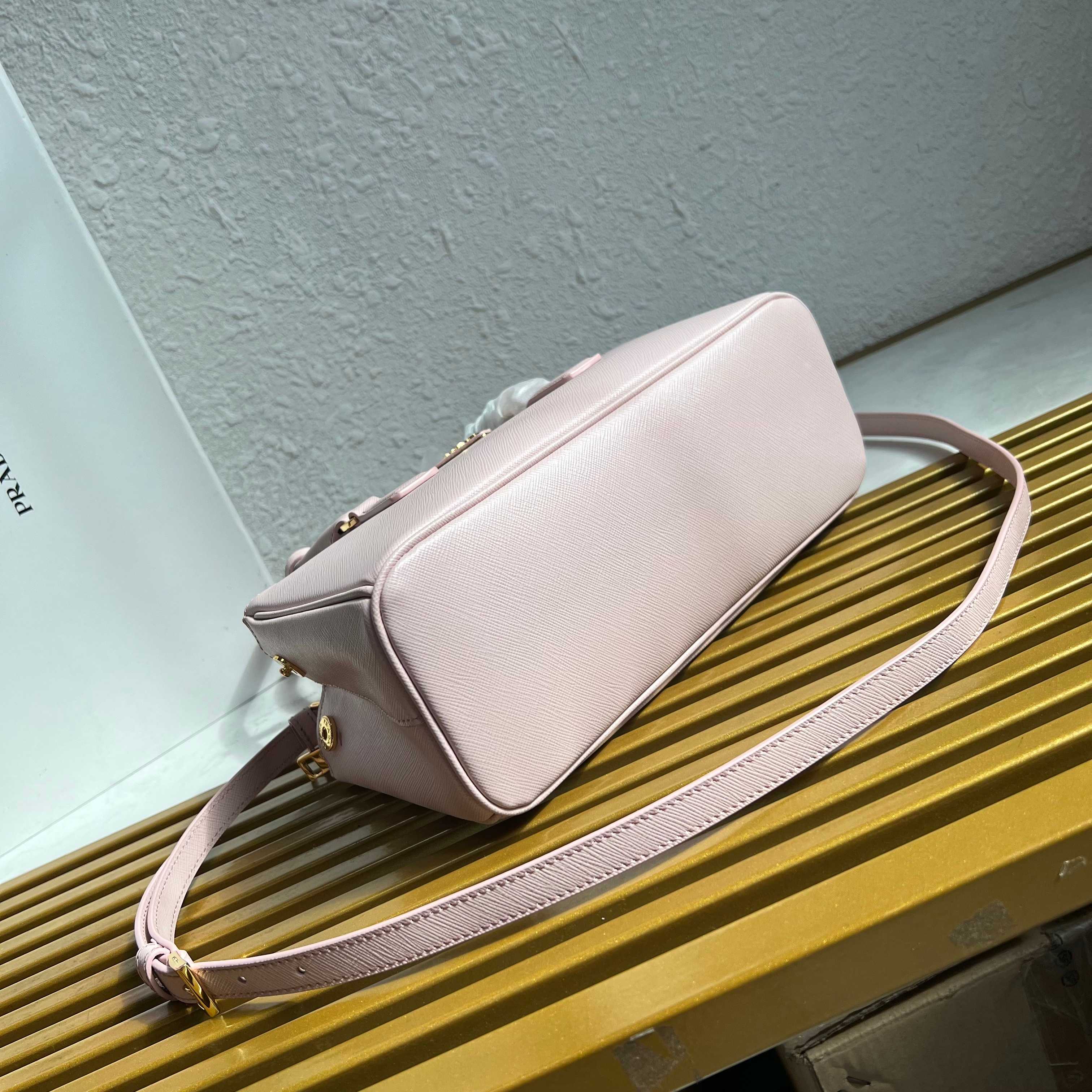 Galleria Medium Leather Bag - Pink - View 3