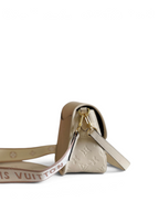 SWORD LUXURY Louis Vuitton Diane çanta, krem rengi Monogram Empreinte deri, altın tonlu donanım ve işlemeli askı
