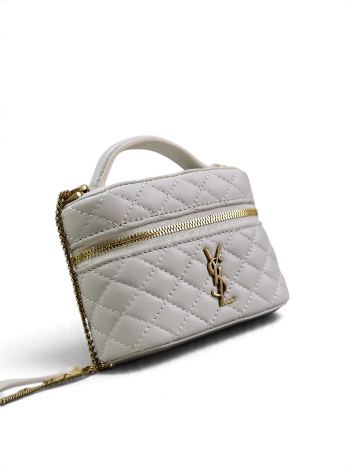SWORD LUXURY beyaz kapitone deri vanity çanta, altın renkli YSL logo ve zincir askı detaylı şık tasarım.