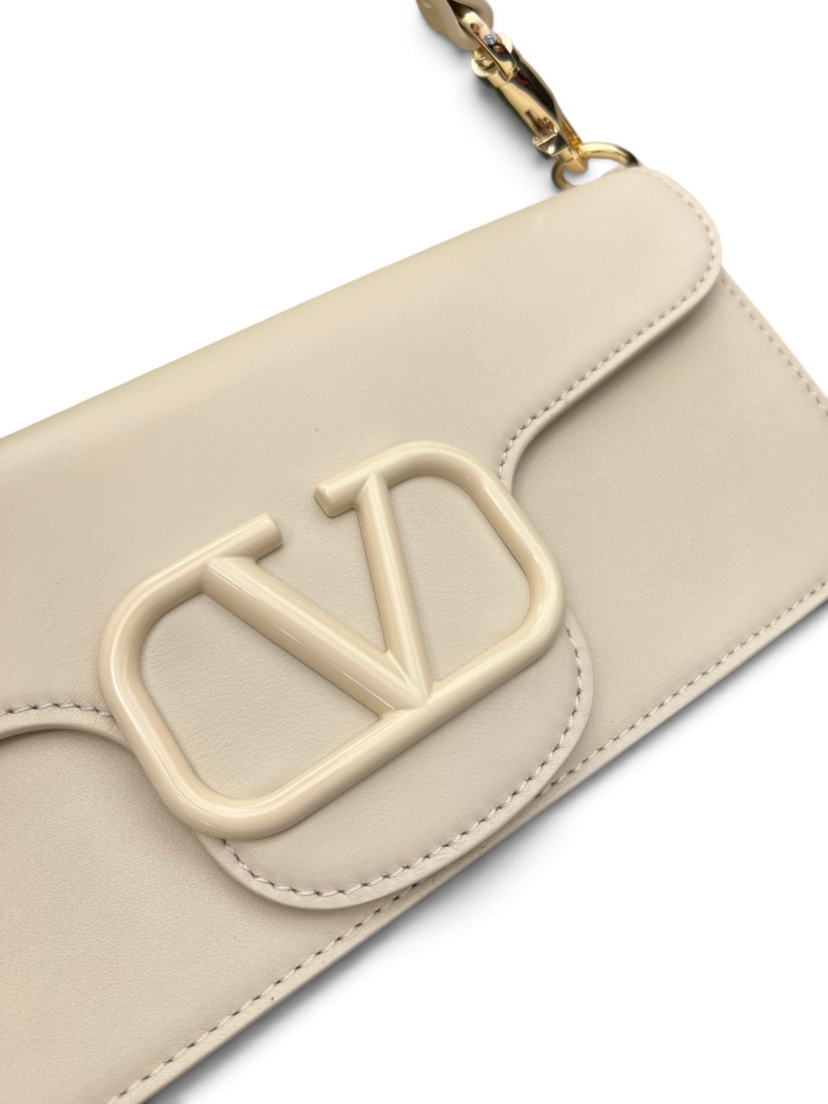 SWORD LUXURY Valentino Garavani VLogo Signature krem rengi deri çanta, ikonik V logosu ve zarif metalik detaylar.