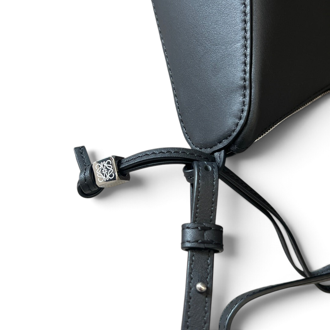 SWORD LUXURY Loewe Mini Hammock çanta, gümüş tonlu donanım ve ikonik düğümlü yan panellere sahip siyah deri detay