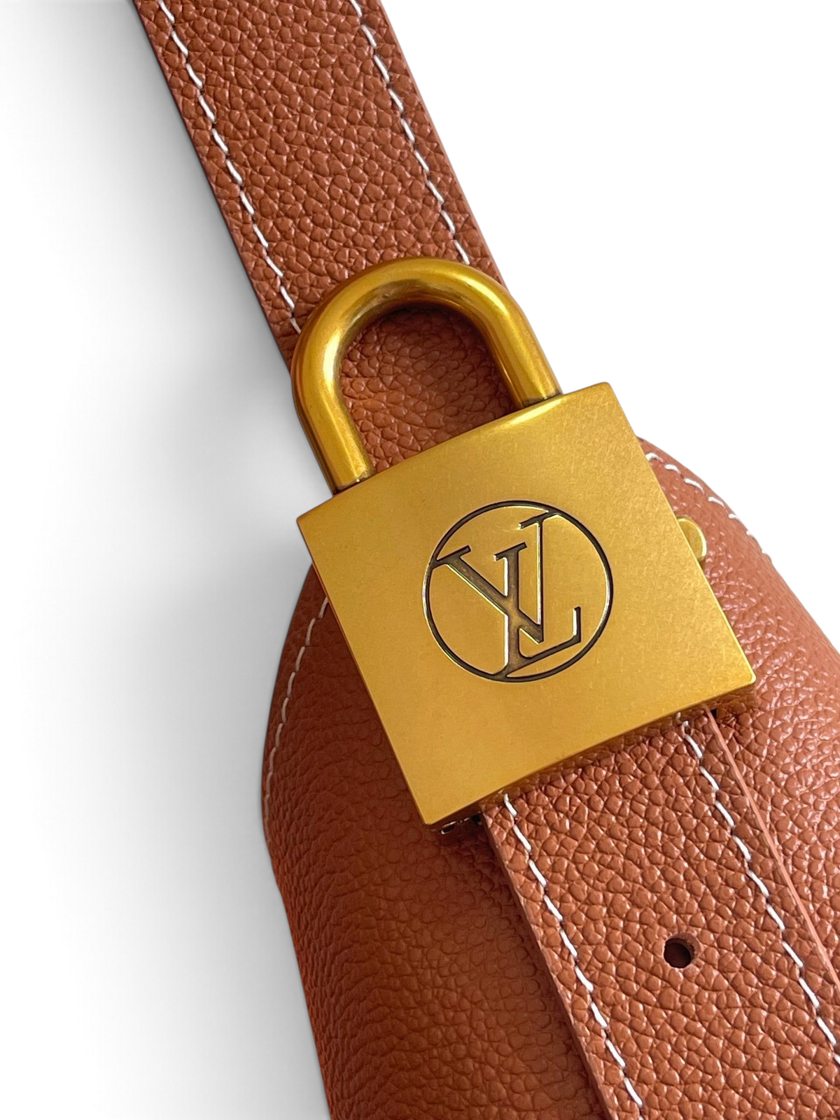 SWORD LUXURY Low Key Hobo çanta, altın tonlu LV tarzı kilit detaylı, kahverengi dokulu deri omuz çantası.