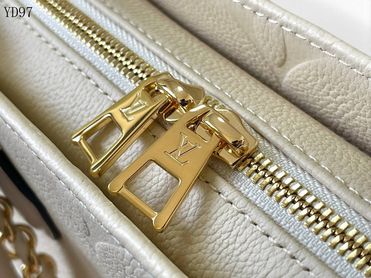 SWORD LUXURY Louis Vuitton OnTheGo East West çanta üzerinde altın tonlu LV işlemeli fermuar detayı ve deri dokusu
