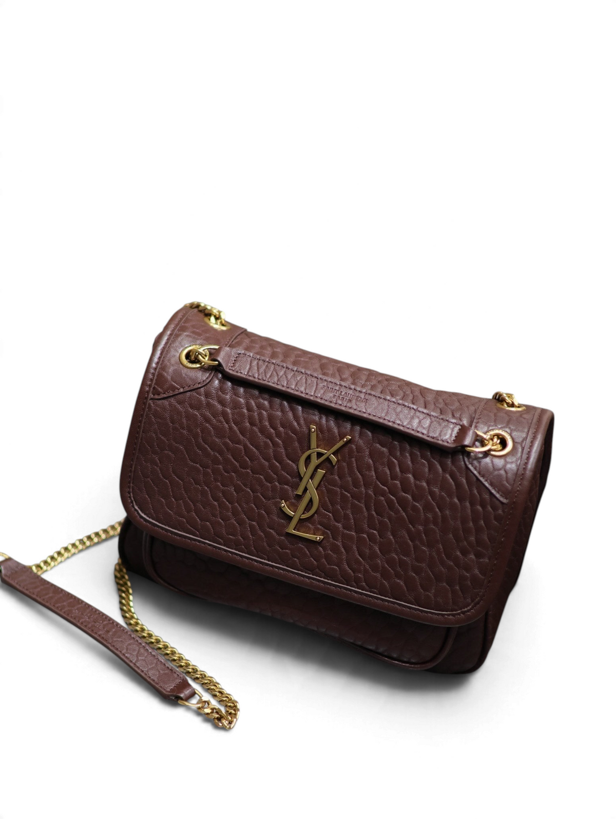 SWORD LUXURY kahverengi damarlı deri YSL Niki çanta, altın tonlu monogram detaylı ve zincir askılı şık tasarım.