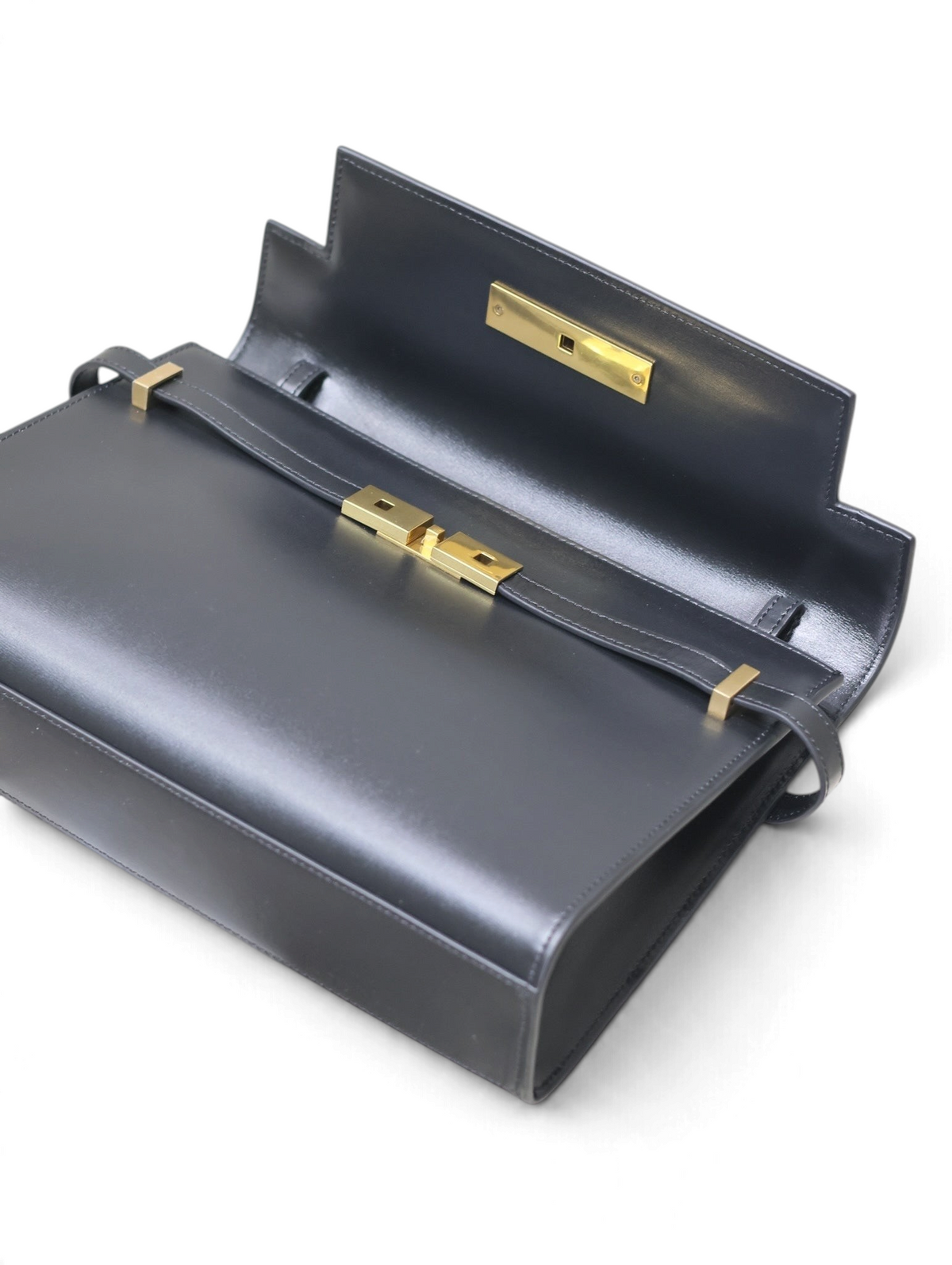 SWORD LUXURY siyah deri çanta, altın renkli metal kilit detaylı ve zincir askılı, zarif ve yapılandırılmış tasarım.