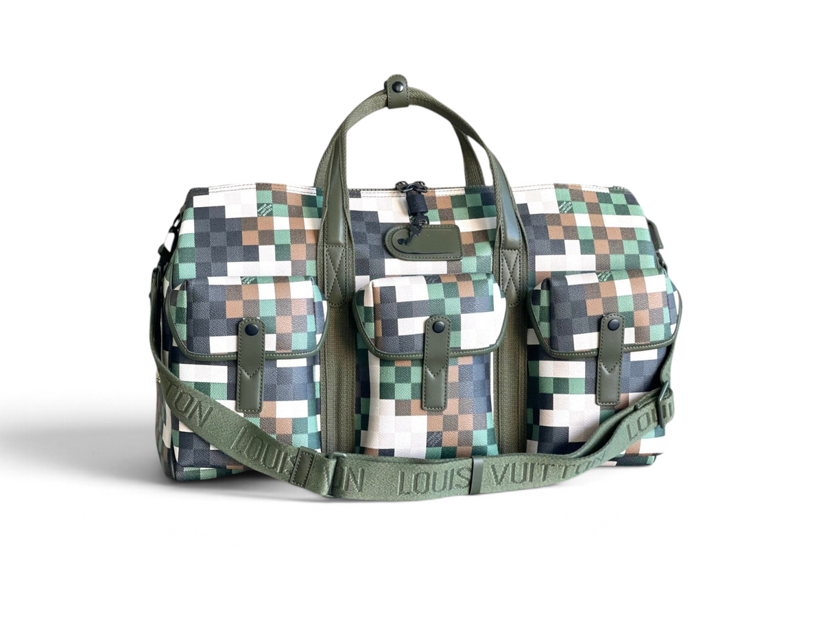 SWORD LUXURY Louis Vuitton Keepall Bandoulière 50 çanta, piksel kamuflaj desenli, zeytin yeşili deri detaylı seyahat çantası