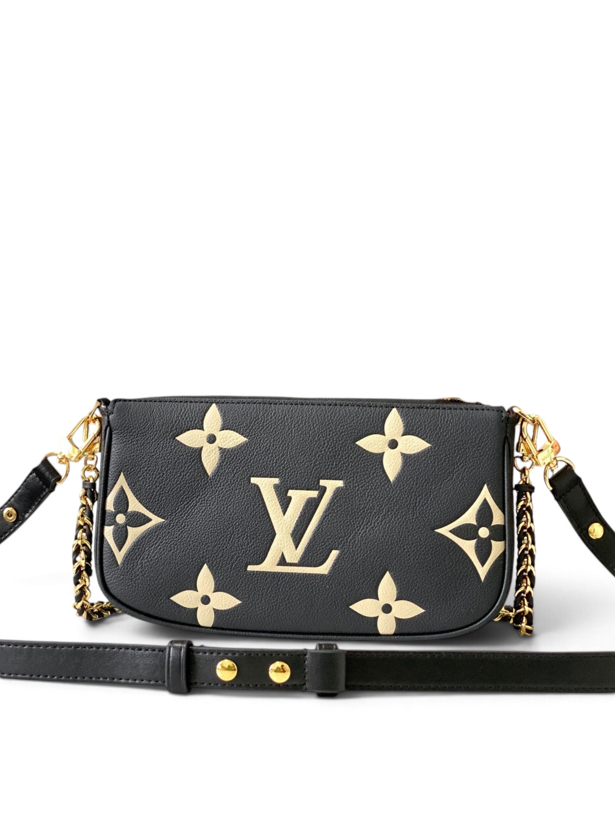 SWORD LUXURY siyah deri Louis Vuitton Pochette Accessoires çanta, altın rengi monogram desenli ve zincir detaylı.