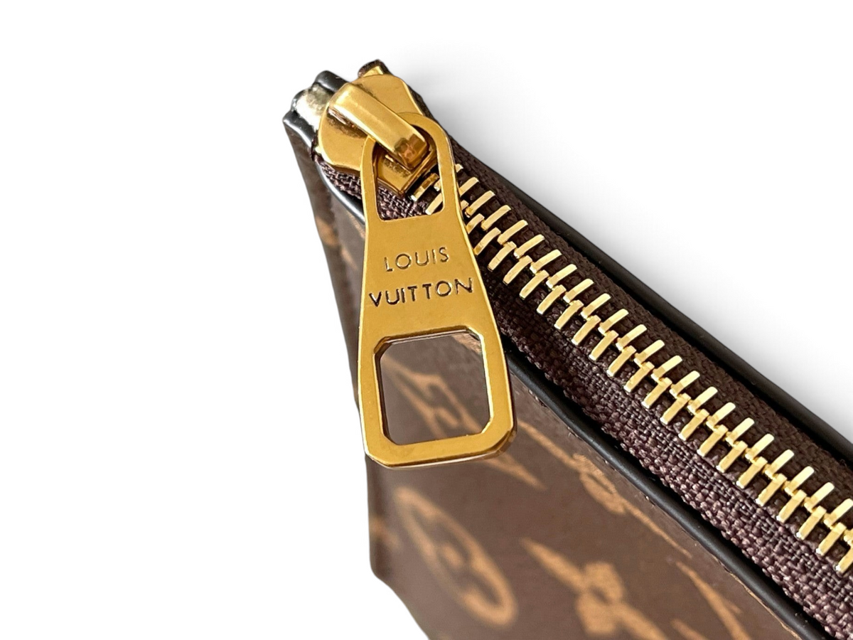 SWORD LUXURY Low Key Hobo çanta üzerinde altın tonlu Louis Vuitton logolu metal fermuar detayı