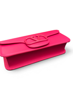 SWORD LUXURY Valentino Garavani VLogo Signature çanta, canlı pembe deri tasarımı ve ikonik VLogo amblemi ile.