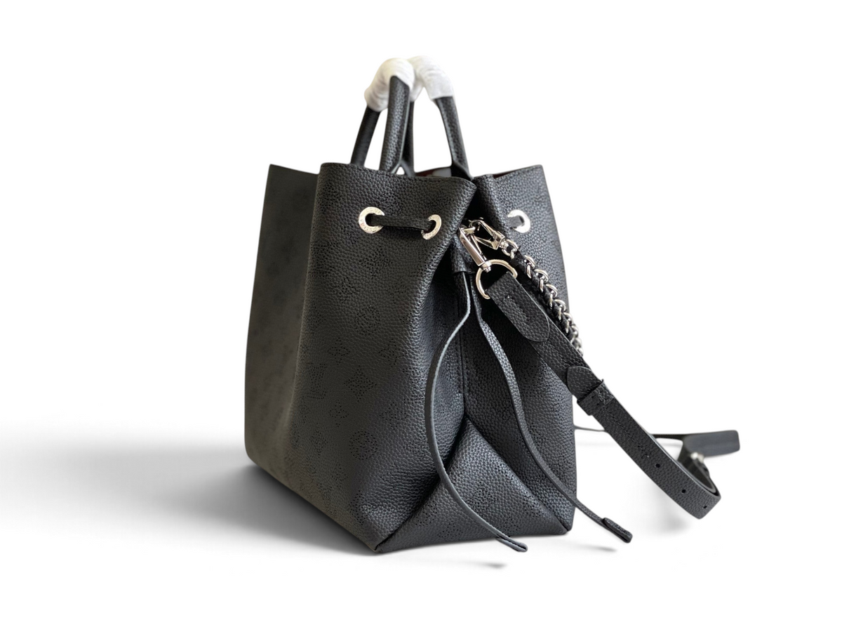 SWORD LUXURY Bella tote çanta, siyah Monogram Empreinte deri, gümüş zincir detaylı ve büzgülü tasarım.