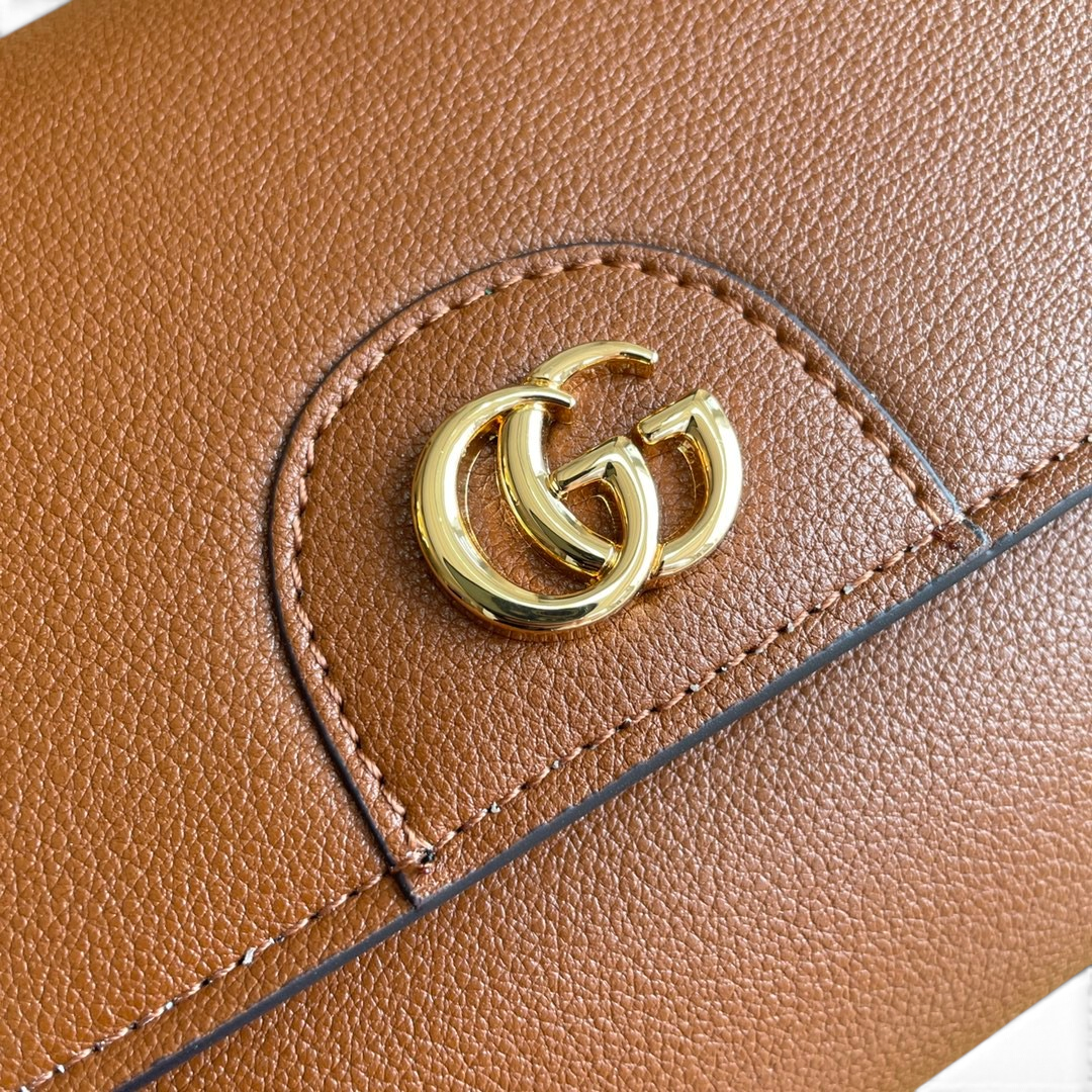 SWORD LUXURY taba rengi deri cüzdan üzerinde altın renkli ikonik GG logosu ve detaylı dikişler