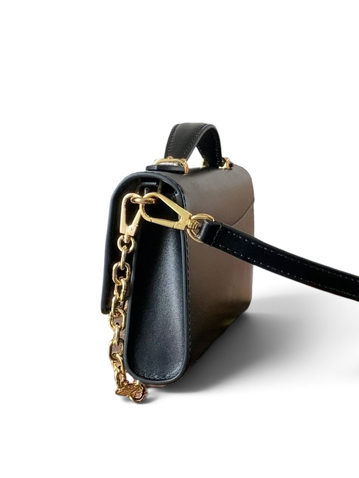 SWORD LUXURY siyah deri Capucines tarzı zincirli cüzdan çanta, altın tonlu donanım ve çıkarılabilir zincir askı.