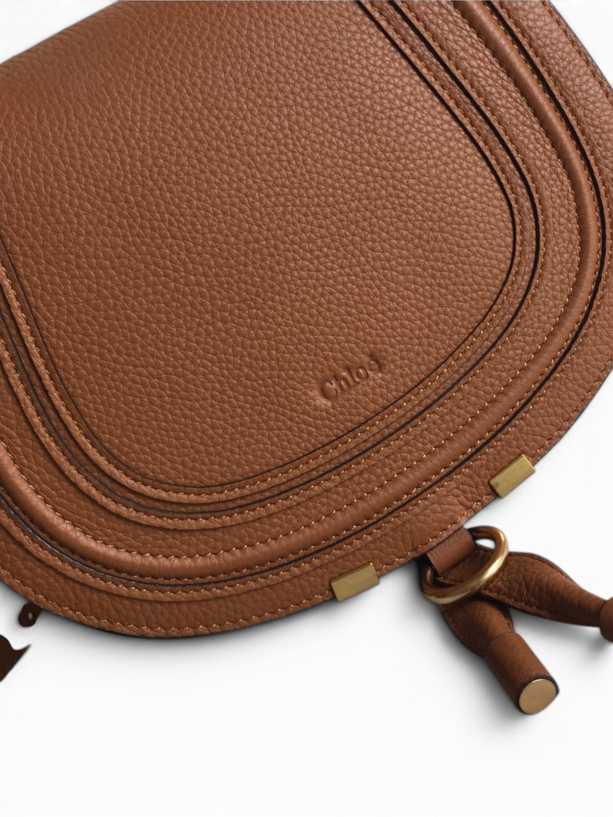 SWORD LUXURY Chloé Marcie taba rengi deri omuz çantası, kavisli kapaklı ve altın tonlu metal detaylı tasarım.