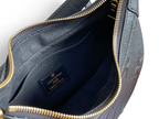 SWORD LUXURY Louis Vuitton Mini Moon çanta içi, siyah Monogram Empreinte deri, altın fermuar ve marka etiketi detayı.