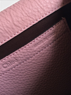 SWORD LUXURY Chloé Marcie omuz çantası, pembe damarlı deri dokusu ve iç kısımdaki kabartmalı marka logosu detayı.