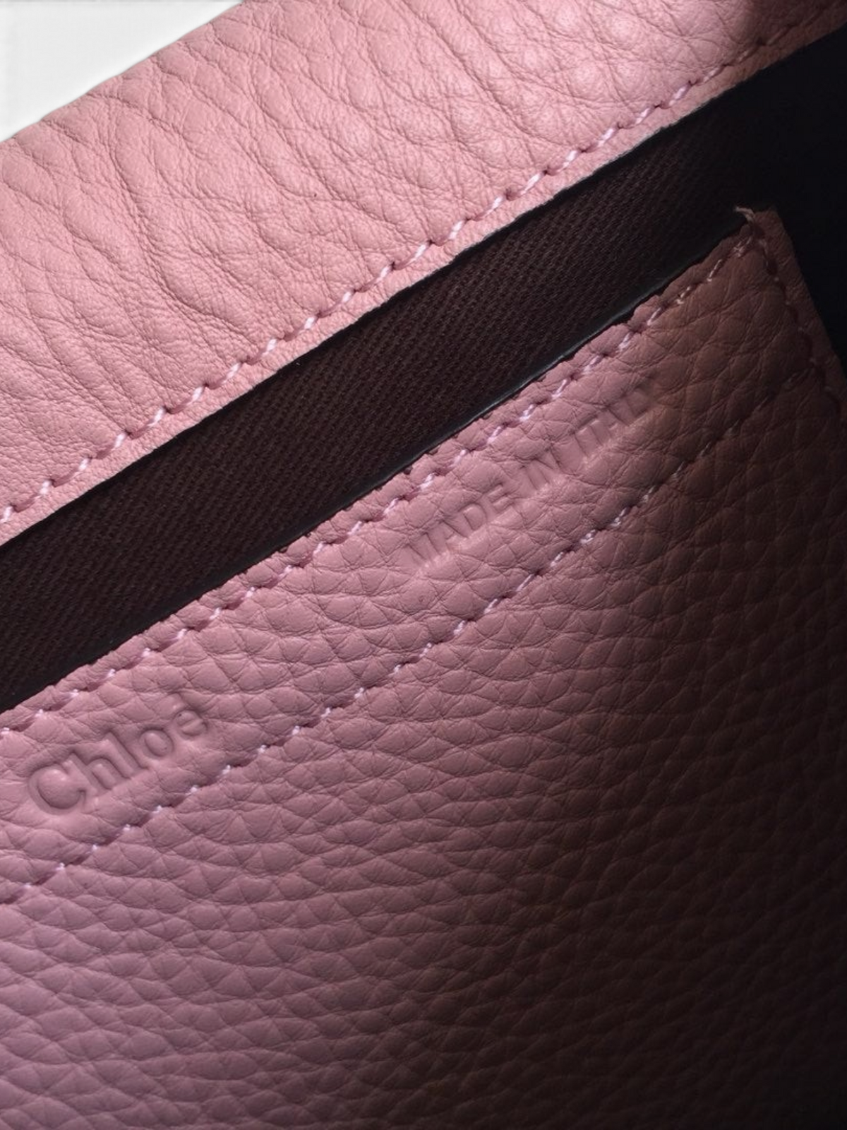 SWORD LUXURY Chloé Marcie omuz çantası, pembe damarlı deri dokusu ve iç kısımdaki kabartmalı marka logosu detayı.