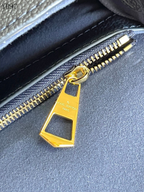 SWORD LUXURY Diane çanta üzerinde altın tonlu Louis Vuitton işlemeli fermuar detayı ve kaliteli iç astar.