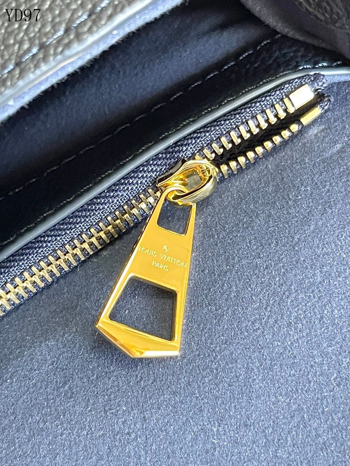 SWORD LUXURY Diane çanta üzerinde altın tonlu Louis Vuitton işlemeli fermuar detayı ve kaliteli iç astar.