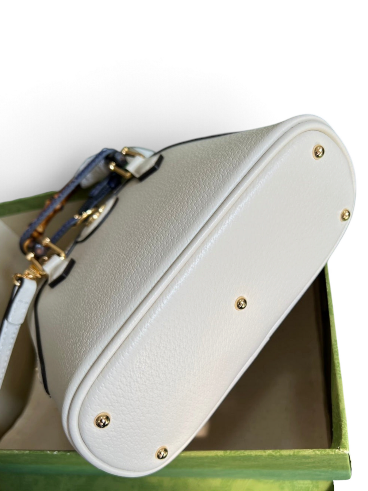 SWORD LUXURY Diana deri çanta, bambu saplı, beyaz taneli deri ve altın tonlu metal ayak detaylı alt görünüm.