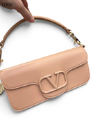 SWORD LUXURY Valentino Garavani VLogo Signature çanta, bej deri, ikonik V logosu ve ayarlanabilir askı detaylı