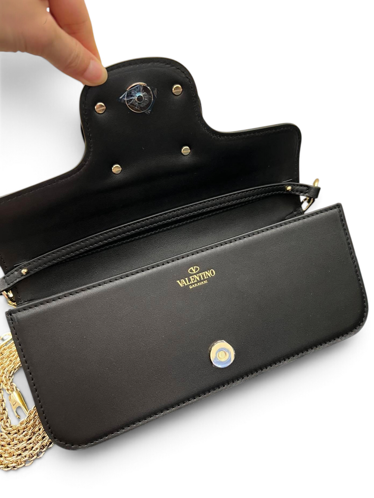 SWORD LUXURY Valentino Garavani VLogo siyah deri çanta, manyetik kapaklı iç bölme ve altın rengi metalik detaylar