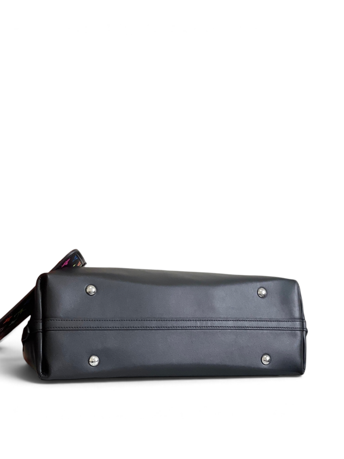 SWORD LUXURY CarryAll Vibe siyah deri omuz çantasının gümüş metal ayaklı alt taban görünümü