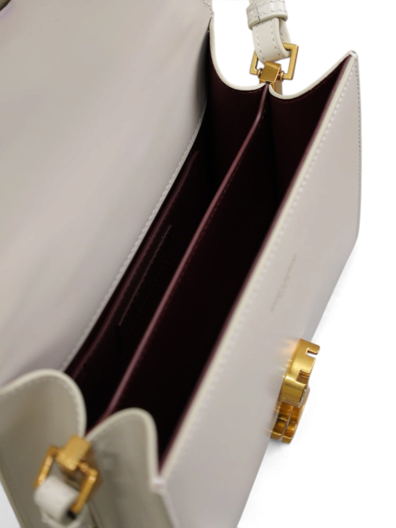 SWORD LUXURY Cassandra mini çanta, krem rengi deri dış yüzey, altın donanım ve bordo iç astar detaylı açık görünüm