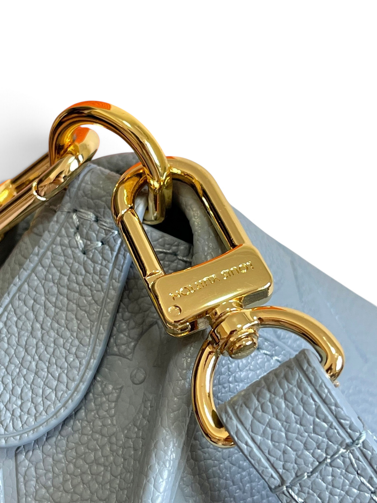 SWORD LUXURY Louis Vuitton Diane çanta, krem rengi Monogram Empreinte deri ve altın tonlu metal detaylara sahip.