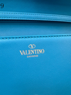 SWORD LUXURY Valentino Garavani VLogo Signature çanta, parlak mavi deri detayları ve altın rengi logo baskısı.